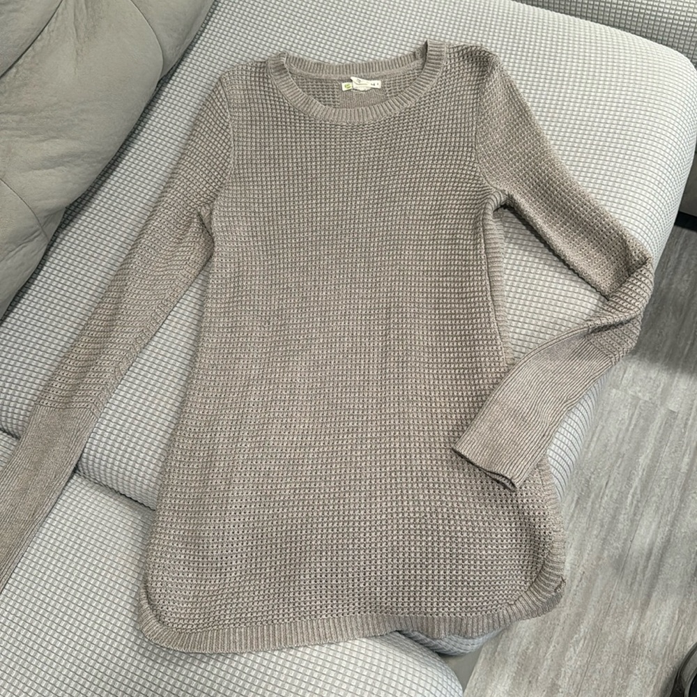 AKINI oversized, long, tan waffle knit sweater with side zippers. Size M.